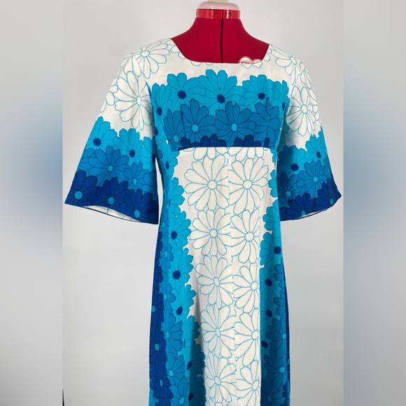 Stunning 1960s Blue & White Hawaiian Floral Flared Sleeve Maxi Sundress - Picture 5 of 16